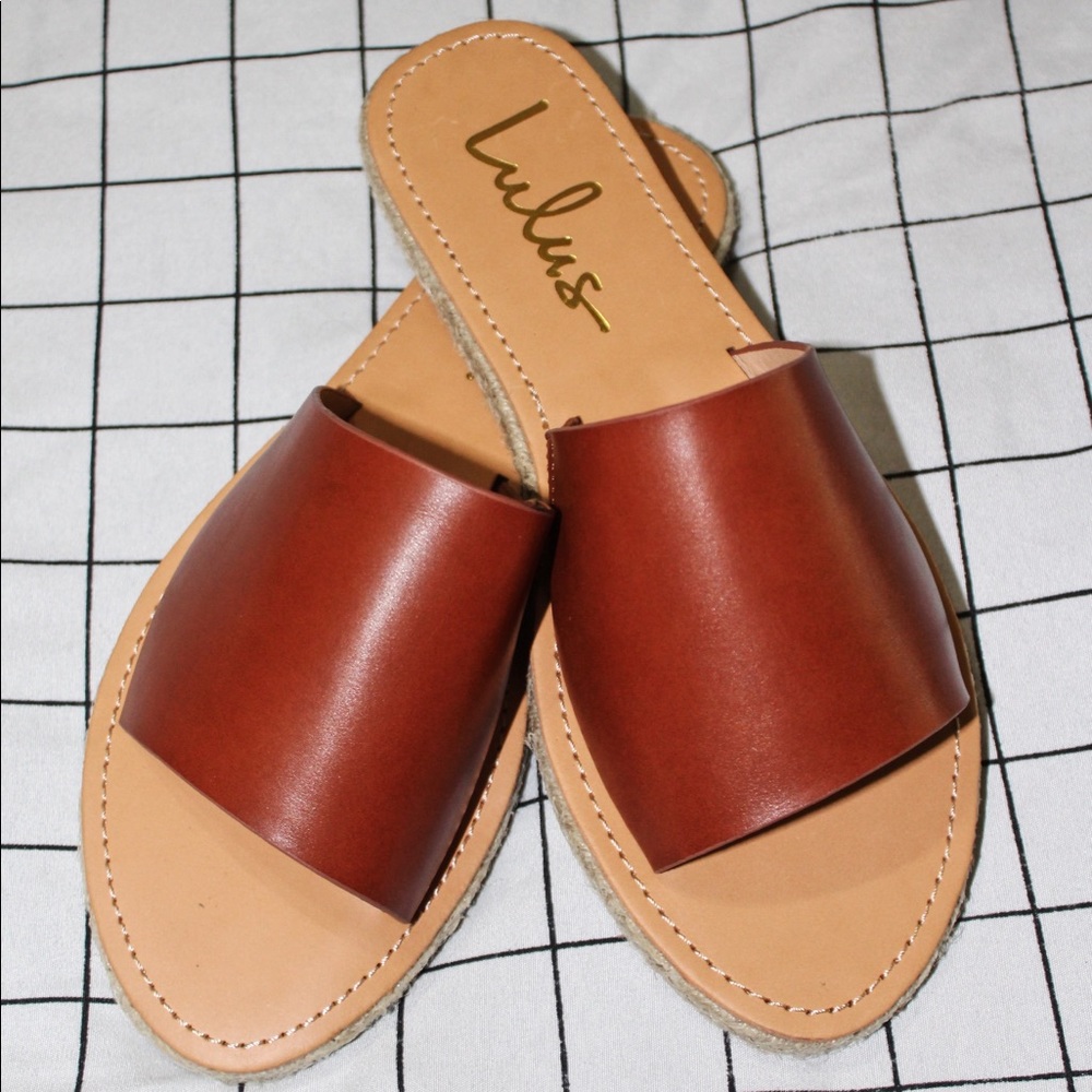 Lulu’s NWT brown leather slip on sandals size 5.5